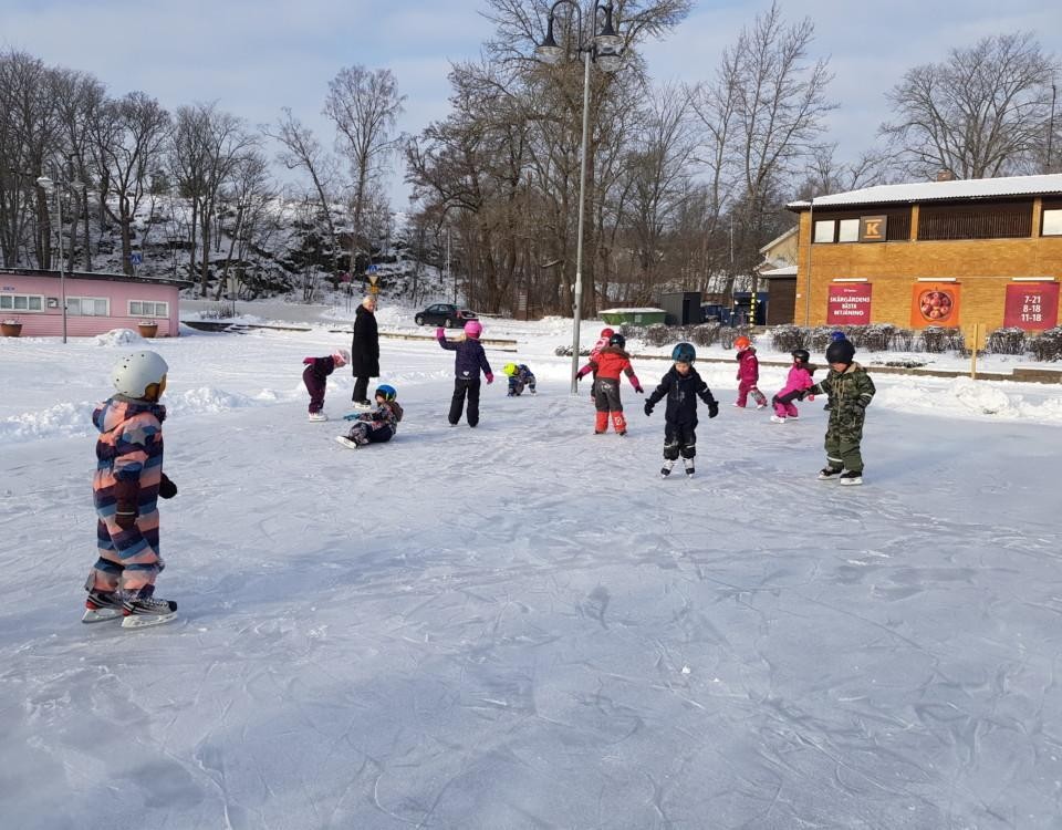 barn åker skridsko på en liten isplan
