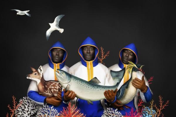 ett konstverk där tre mörkhyade män håller en stor fisk, en fågel och ett rådjur i famnen