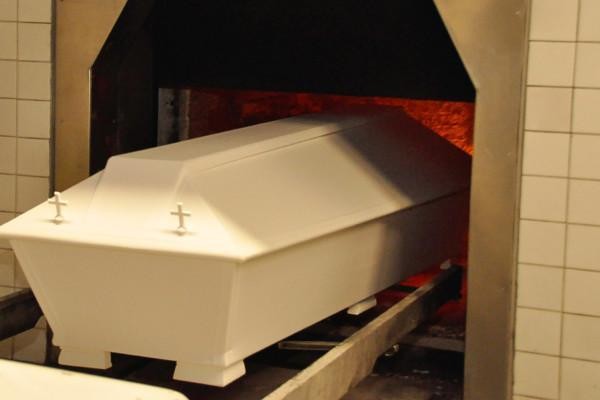 en kista i ett krematorium
