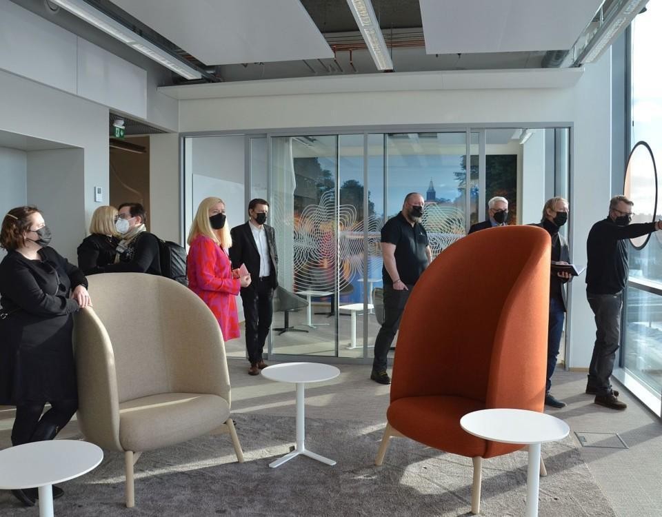 En grupp människor bekantar sig med moderna, ljusa kontorslokaler