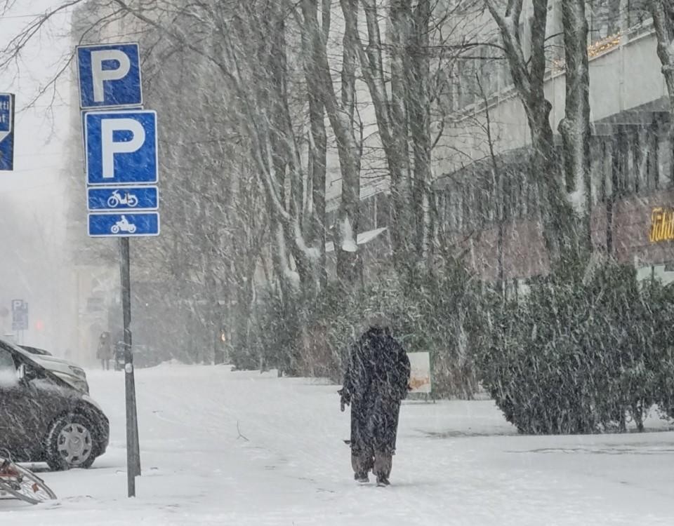en man i snön på en väg