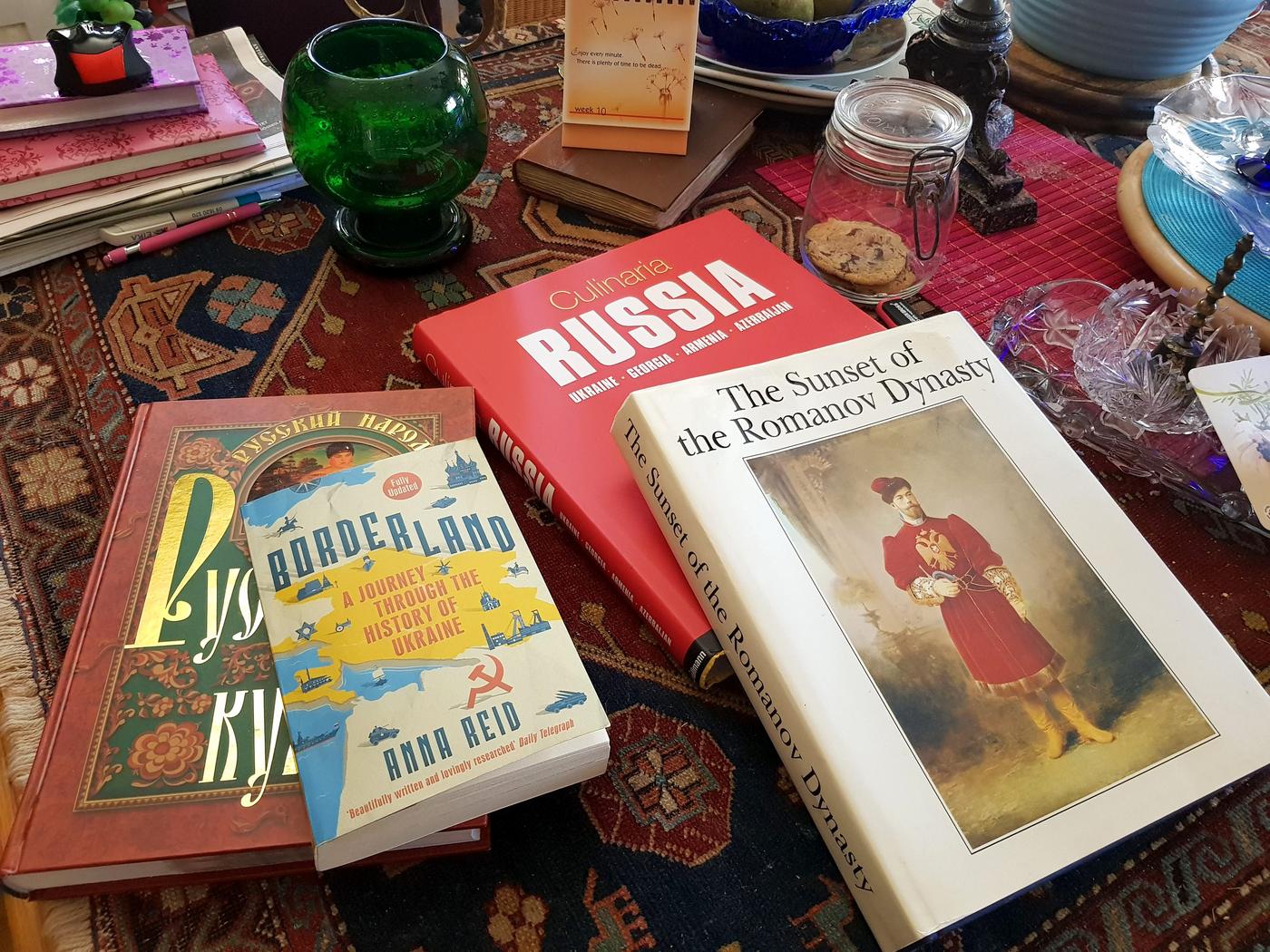fyra böcker på ett köksbord