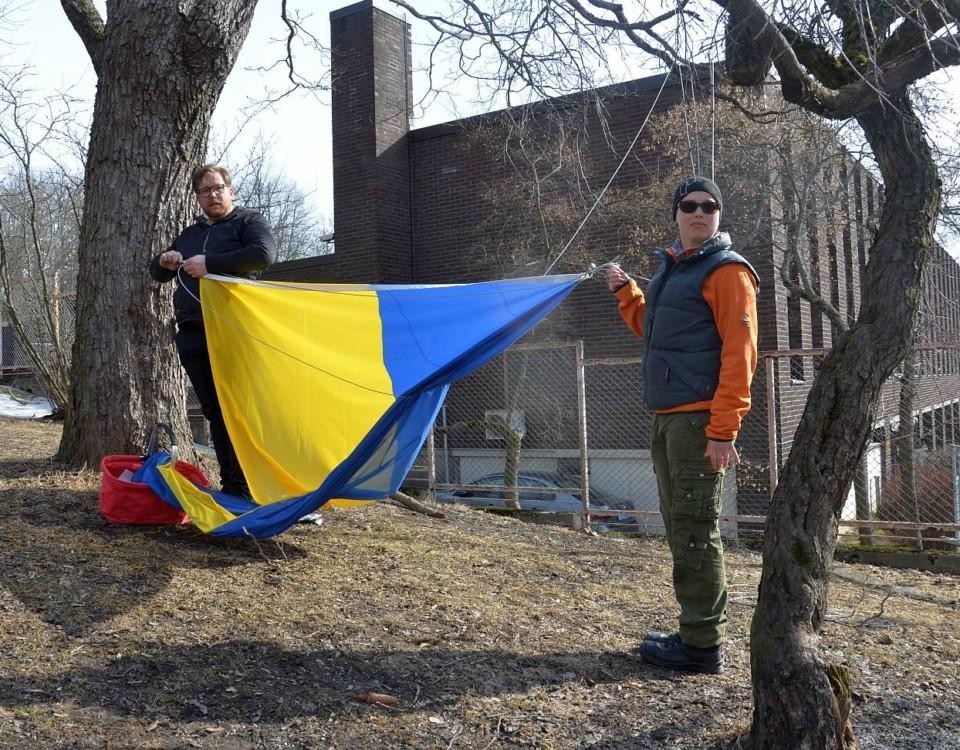Man och kvinna med Ukrainas flagga