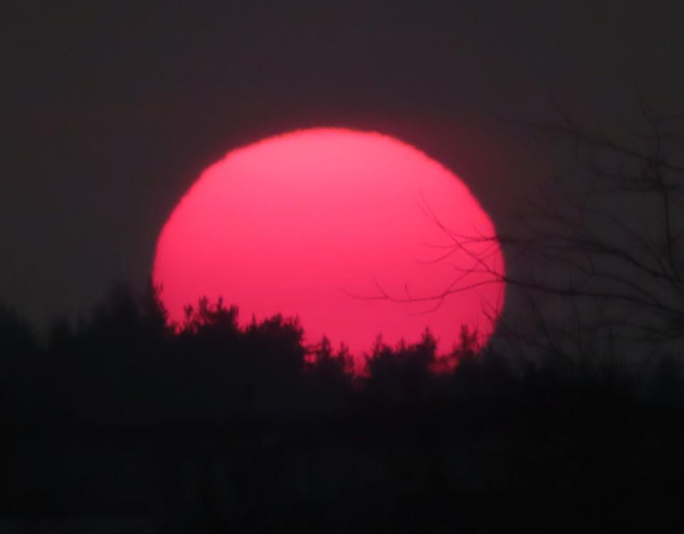 en knallröd solnedgång