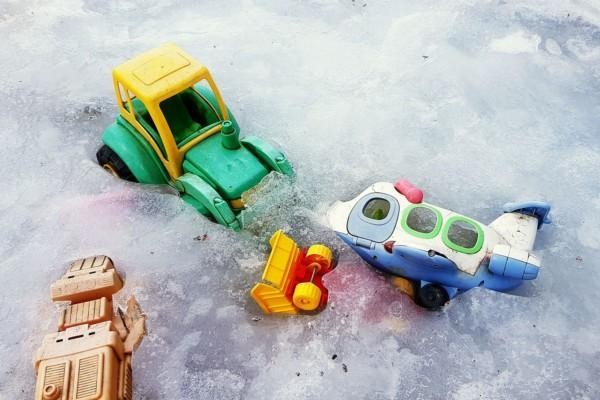 Leksaker i istäckt sandlåda
