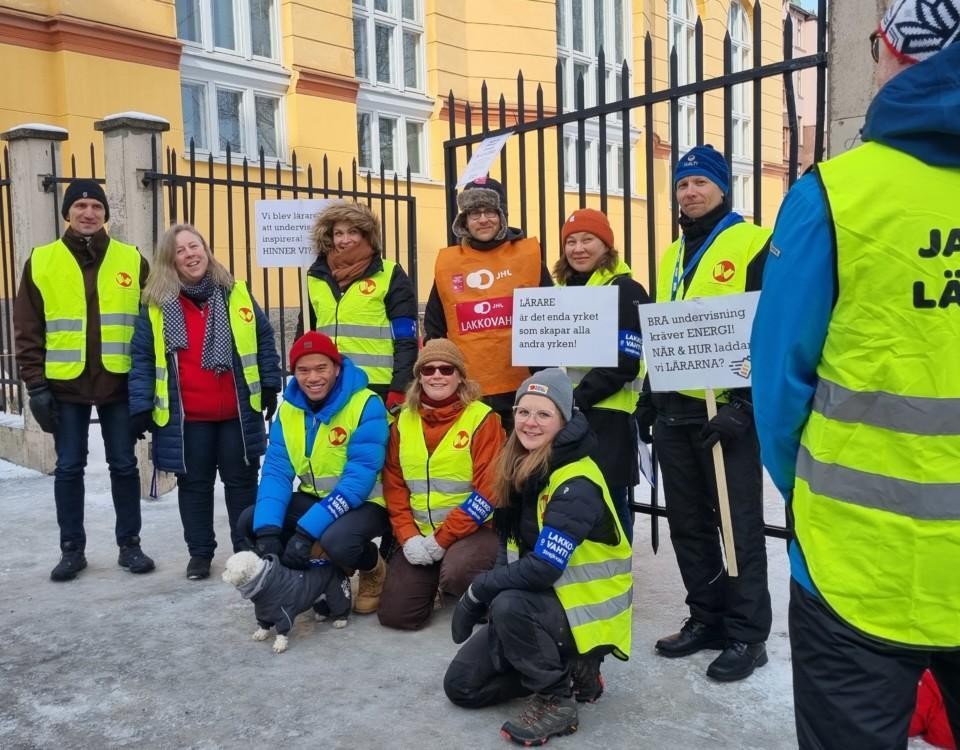 strejkande lärare i gula västar utanför skola