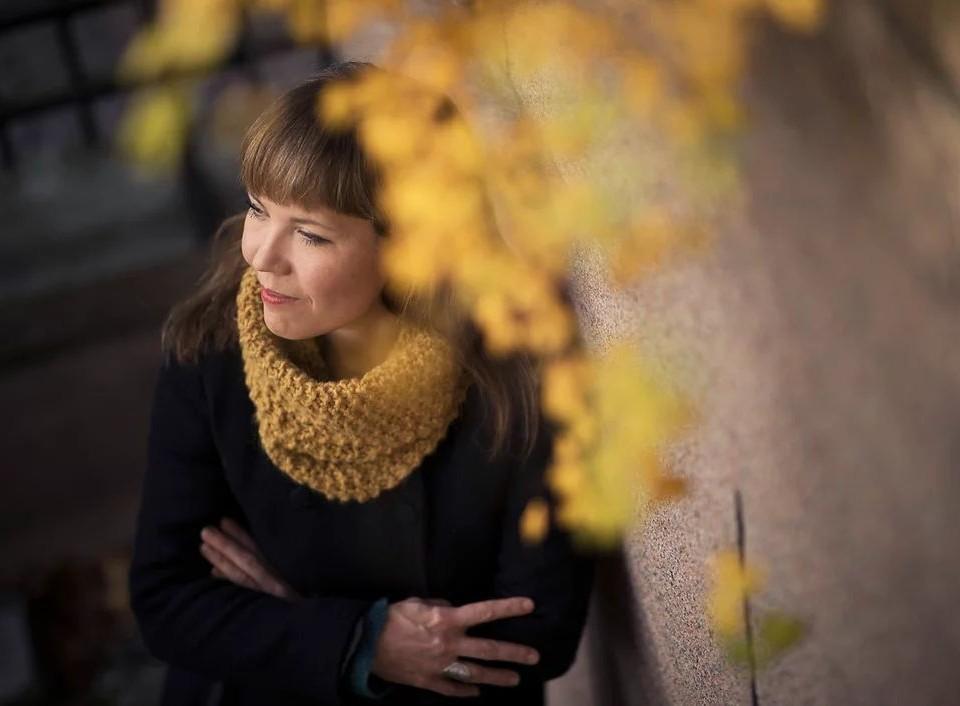 kvinna med gulbrun yllescarf, gula löv