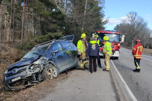 Trafikolycka på Skärgårdsvägen, en kvaddad bil i diket och räddningspersonal runtomkring.