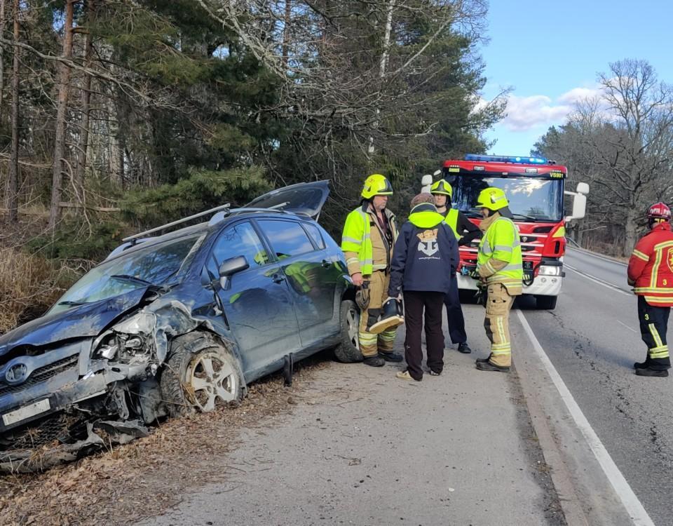 Trafikolycka på Skärgårdsvägen, en kvaddad bil i diket och räddningspersonal runtomkring.
