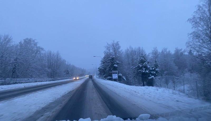 En snöig väg fotograferad från en bil.
