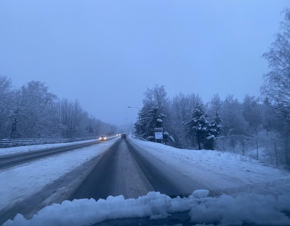 En snöig väg fotograferad från en bil.