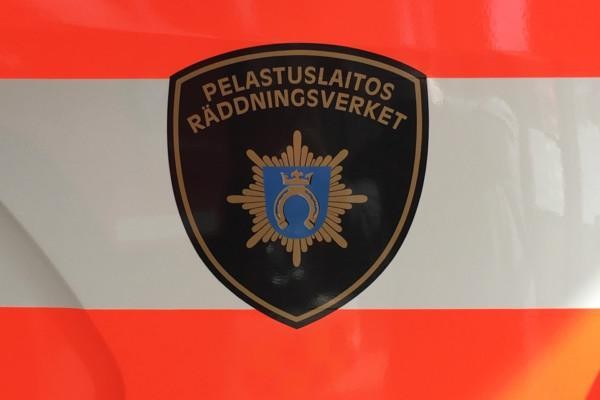 Västra Nylands räddningsverks logo på brandbil.