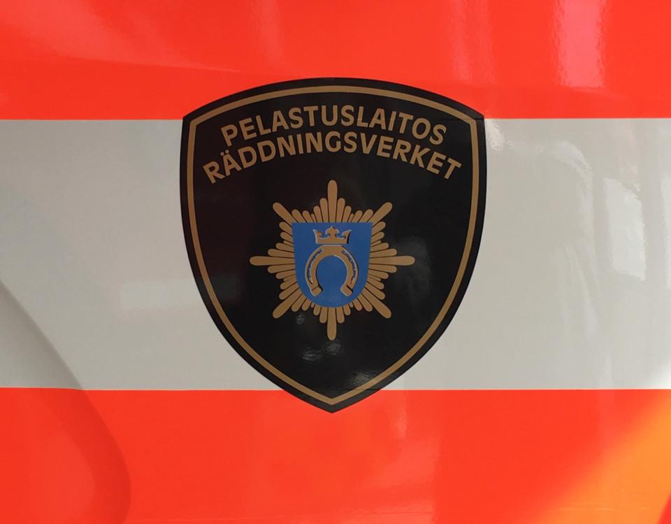 Västra Nylands räddningsverks logo på brandbil.