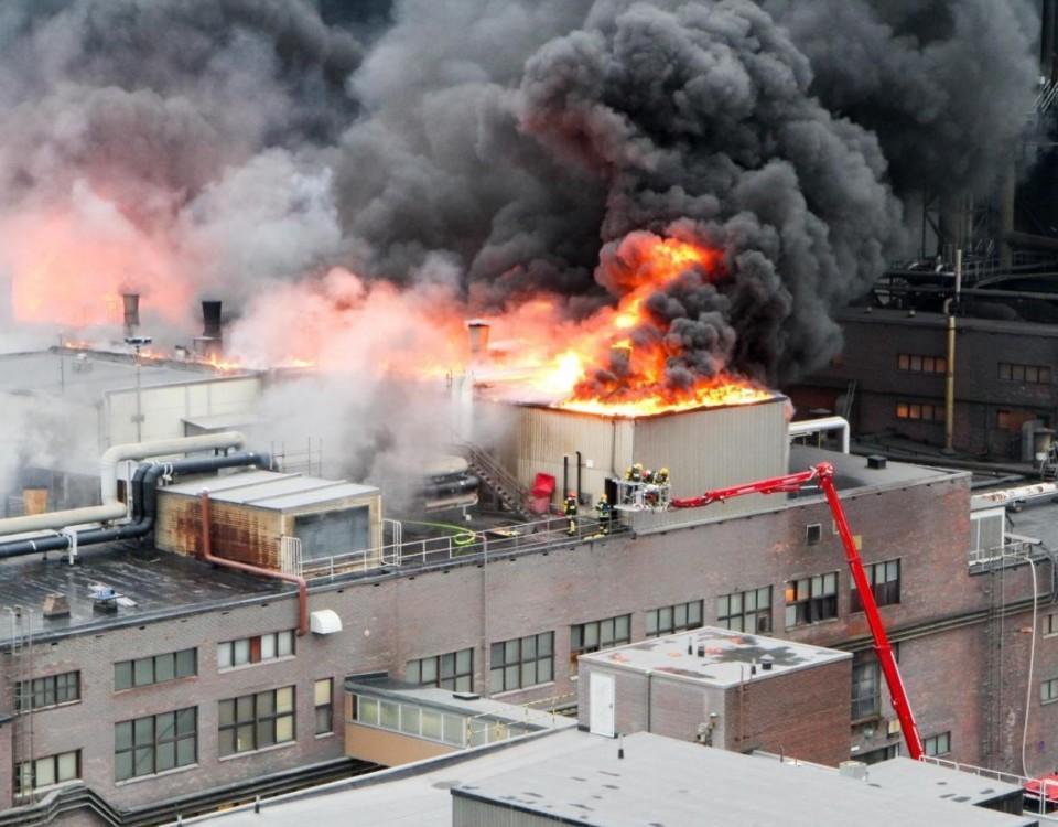 Brandkåren släcker brinnande fabriksbyggnad