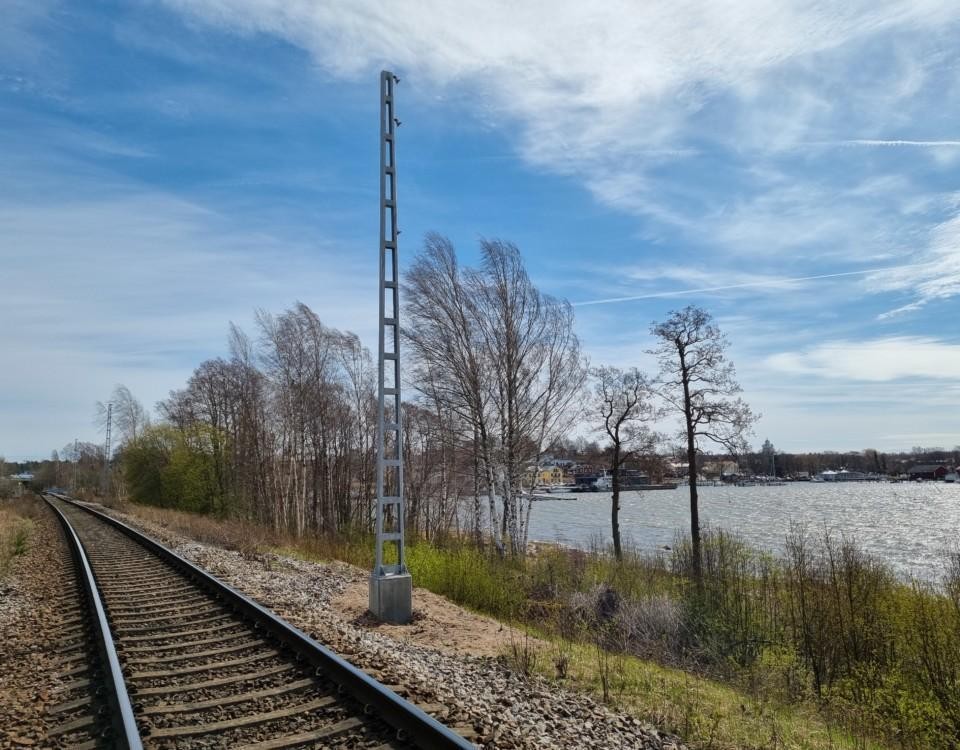 Stolpe för elektrifiering av järnväg i Ekenäs.