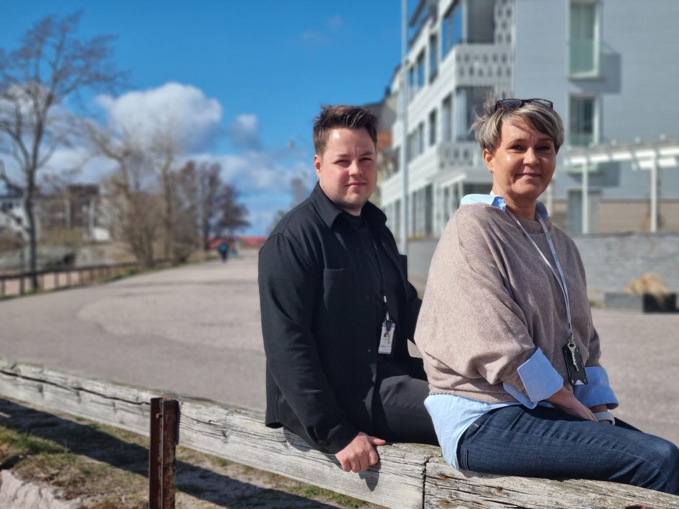 Victor Stenström och Sari Berndtsson på Aktia i Hangö.