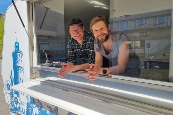 Ville Vuorelma och Jon Lindström i matvagn.
