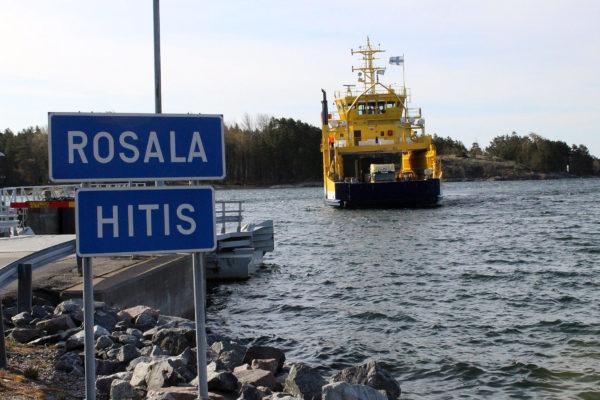 förbindelsefartyg och en skylt: Rosala Hitis