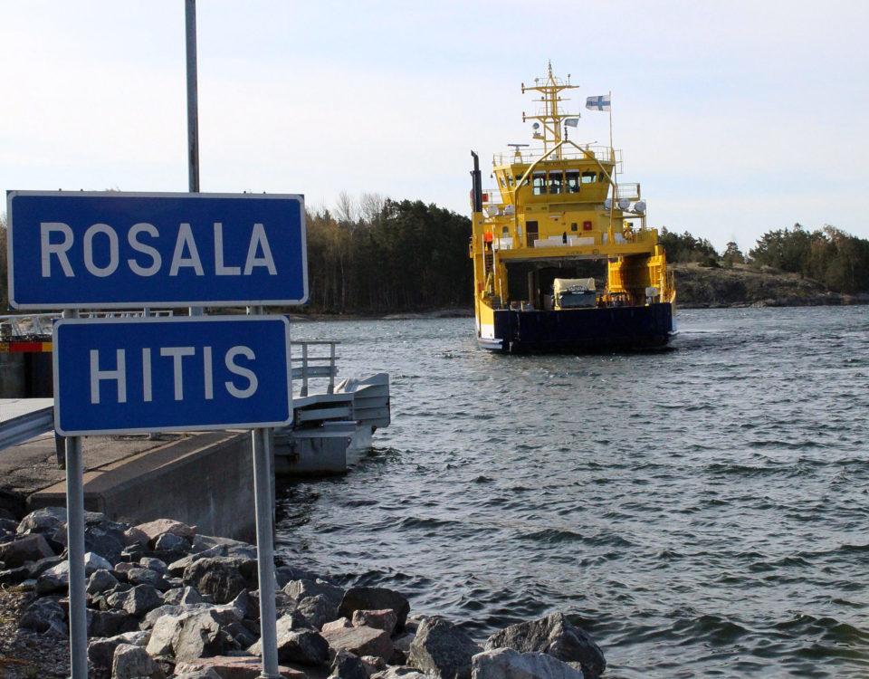 förbindelsefartyg och en skylt: Rosala Hitis