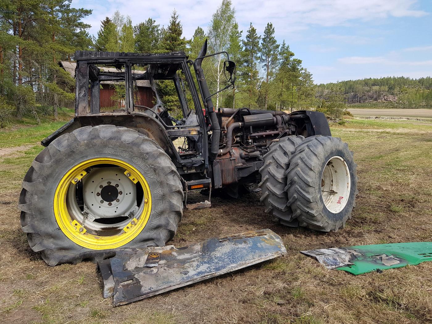 traktor som brunnit, däcken kvar på denna sida