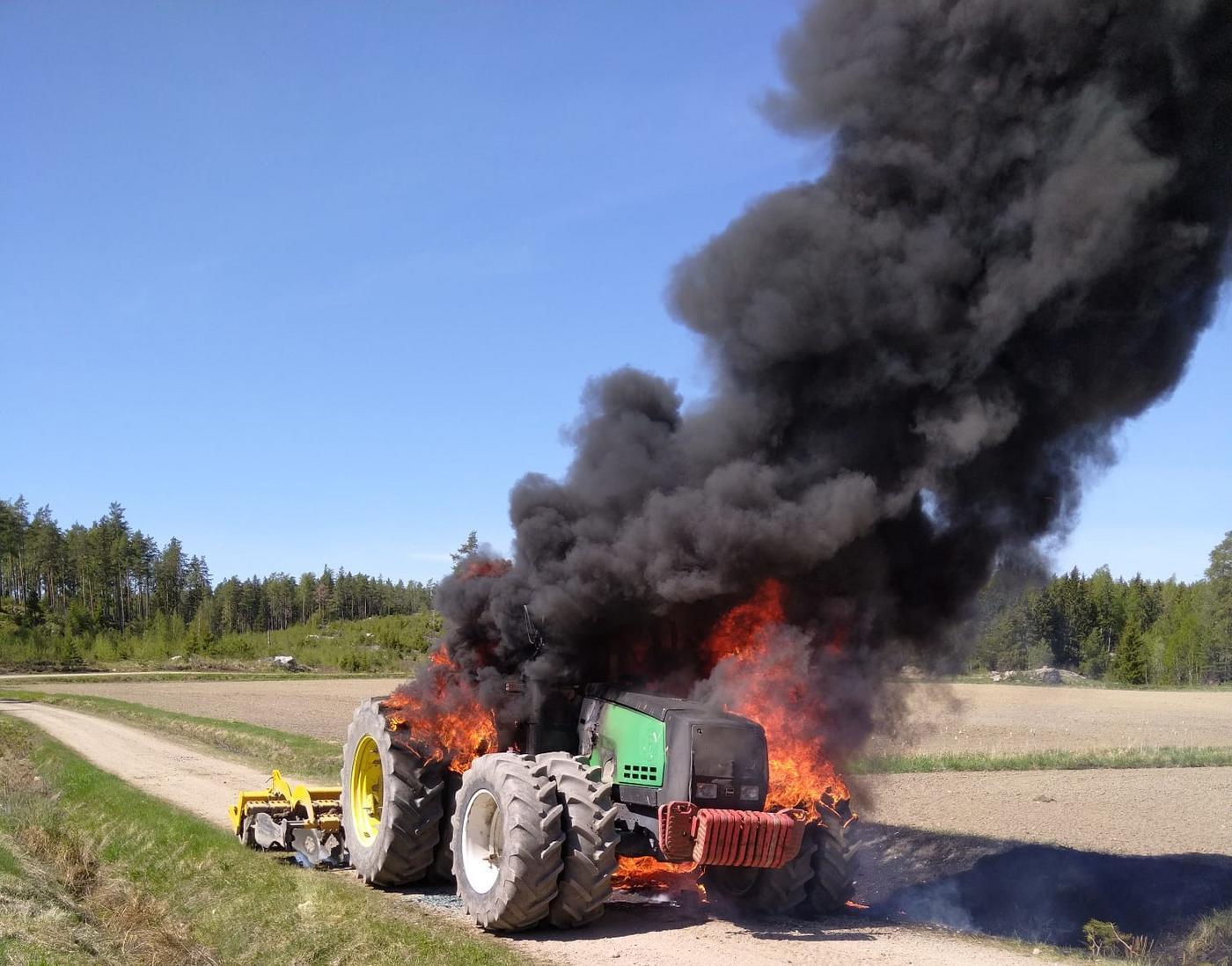 Traktor brinner. Mycket svart rök