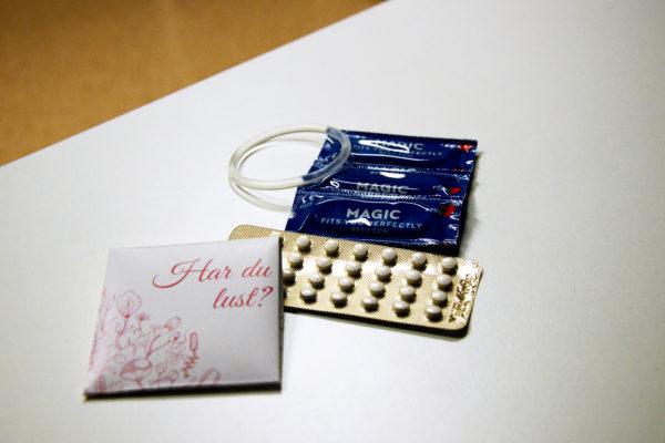 några olika preventivmedel, till exempel karta med p-piller, på ett bord