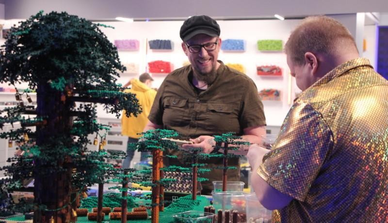 två män bygger en enorm legoskapelse