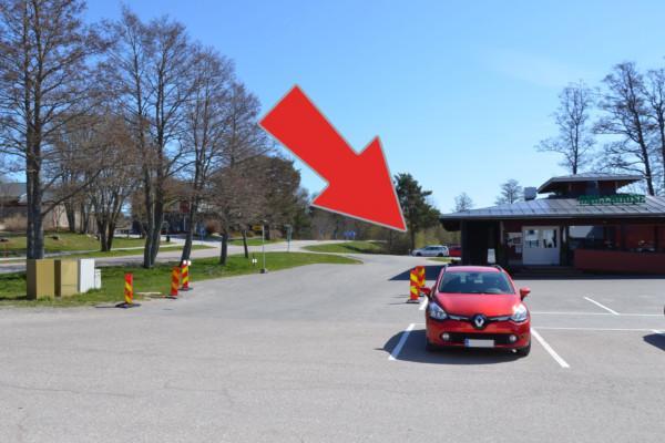 en bild över en parkering med en röd pil