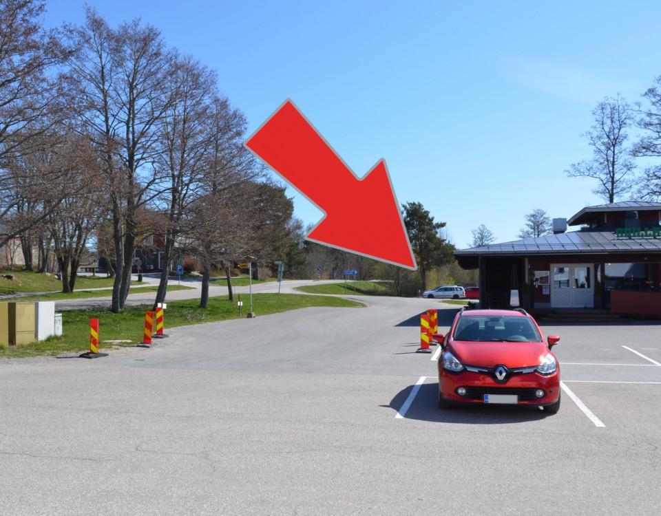 en bild över en parkering med en röd pil