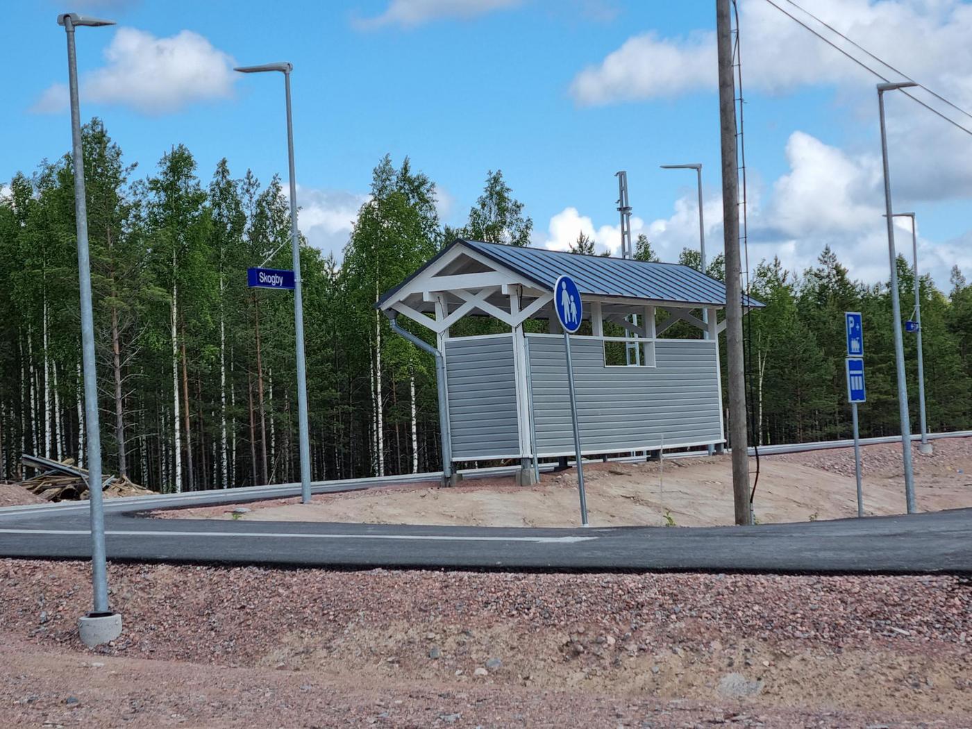 Skogby hållplats.