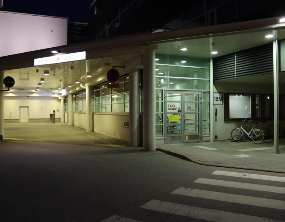 En sjukhusbyggnad fotograferad utifrån.