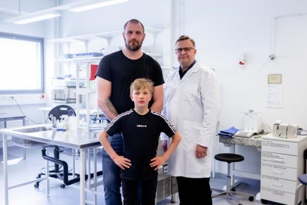 Två män och en pojke i ett laboratorium