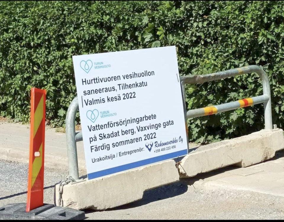 Skylt med dålig översättning vid Hurtigsberget i Åbo.