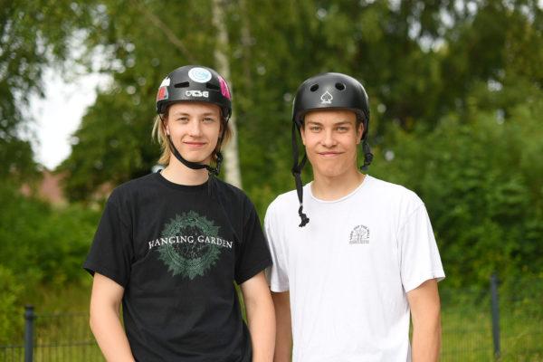 Ledarna. Olier Boman och Erik Kinnunen ordnar kursen för att yngre scooting intresserade ska våga komma och prova.