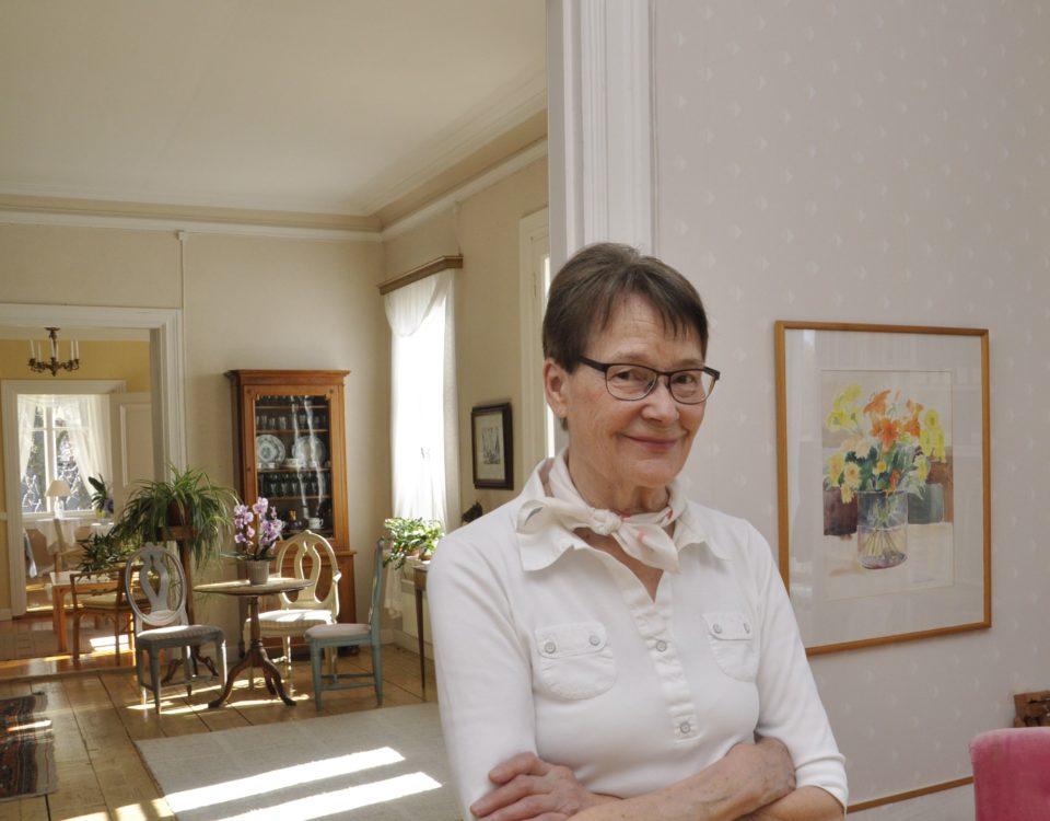 Margareta Sjöholm har fullt upp med att underhålla hennes hus och trädgård under sommaren.