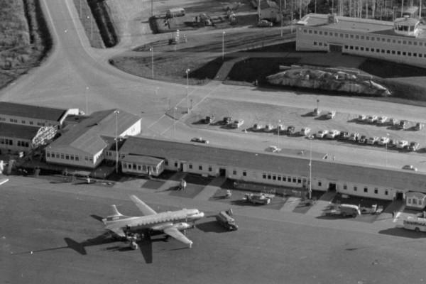 En svartvit bild på ett flygfält, fotograferat från luften.