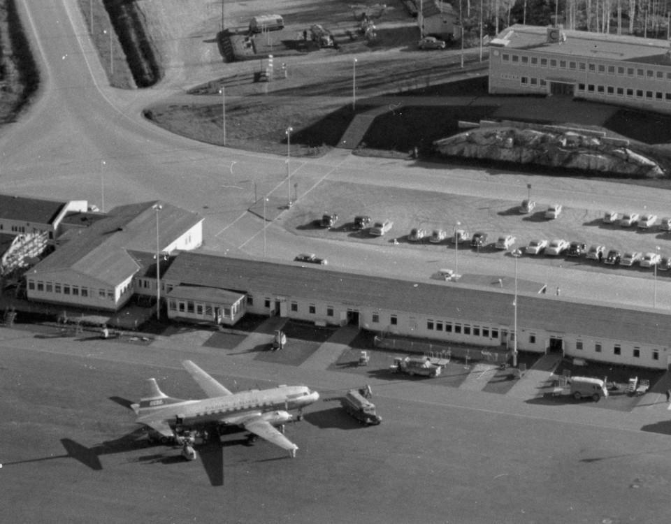 En svartvit bild på ett flygfält, fotograferat från luften.