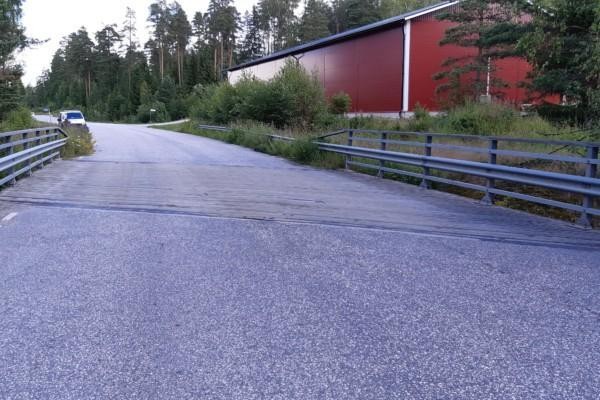 asfaltväg och träbro