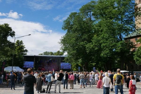 Skara av festivalbesökare på Domkyrkotorget.