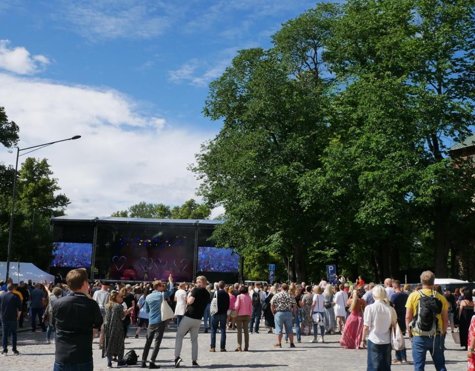 Skara av festivalbesökare på Domkyrkotorget.