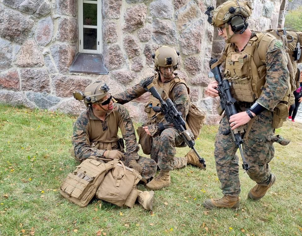 soldater i kamoflageutrustning