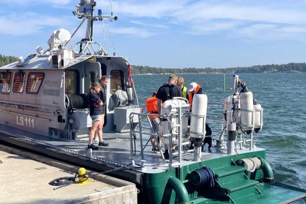 sjöbevakningsbåt med fler civila ombord