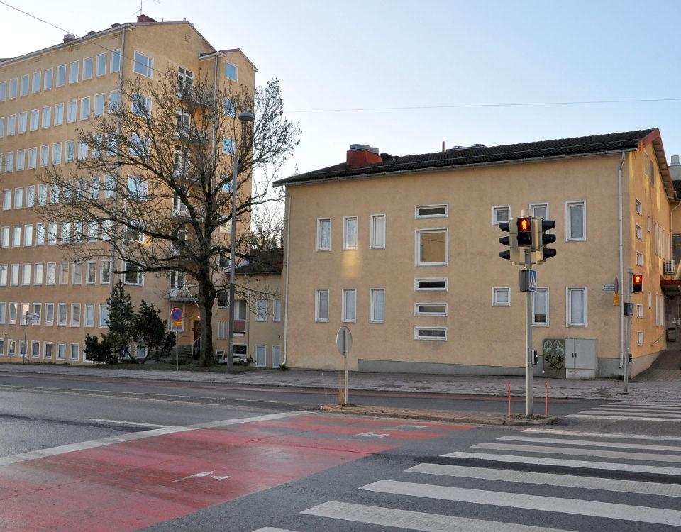 gul sjukhusbyggnad från 50-talet vid gata