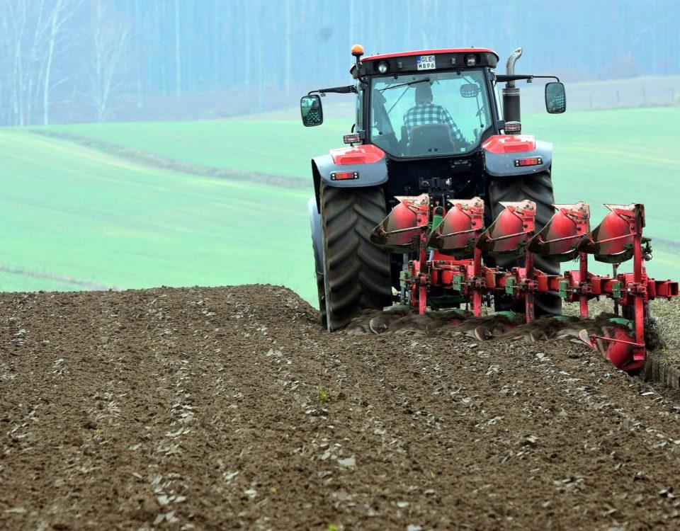 traktor med plog fotad bakifrån