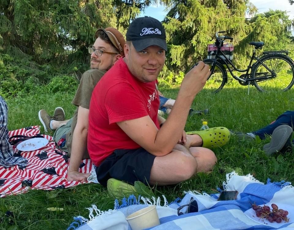 Daniel Holmström och Hans Henriksson på picknick