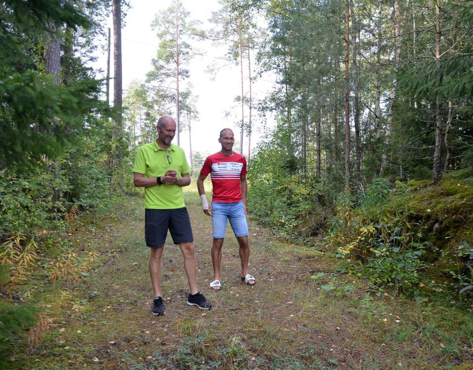 två män i en skog