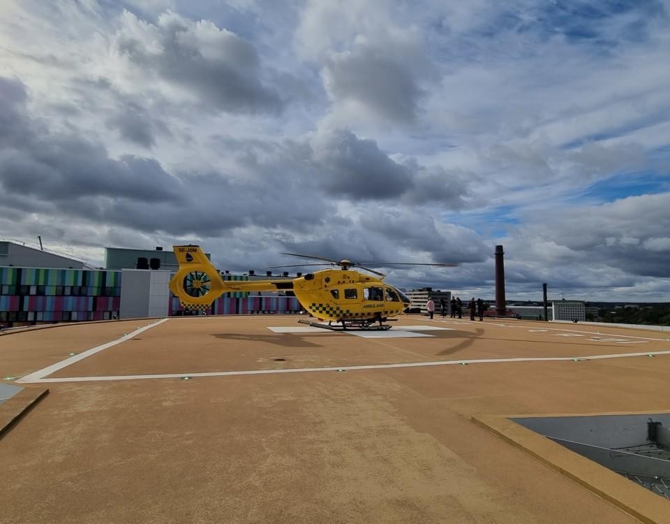 gul ambulanshelikopter uppe på sjukhustak
