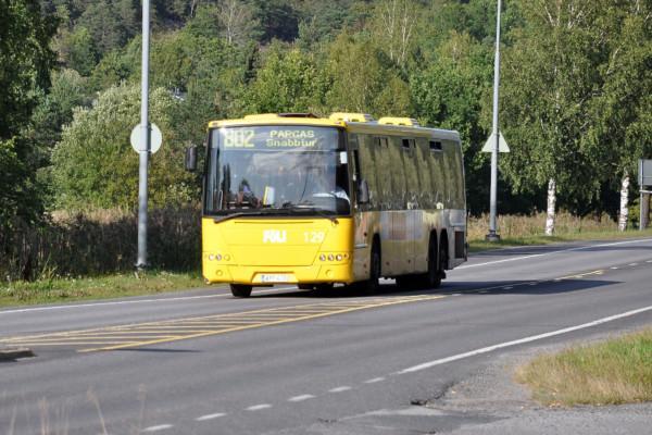 en buss på en landsväg