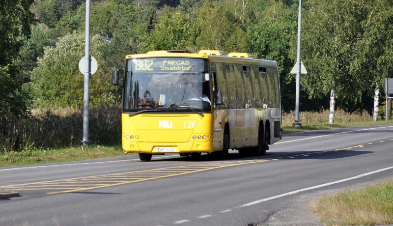 en buss på en landsväg