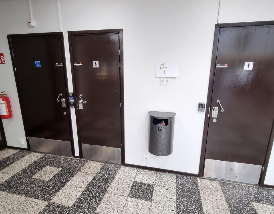 Toalettdörrar inne i busstationen